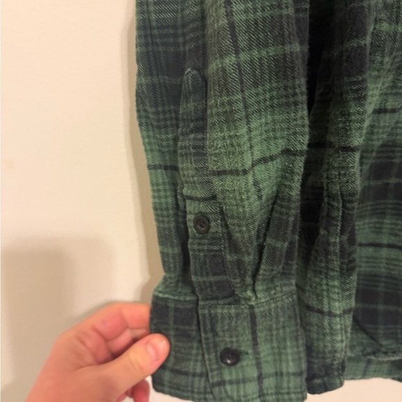 2/$15 Old Navy Men’s Green Plaid Flannel Button-Up Shirt Size M - Picture 5 of 9